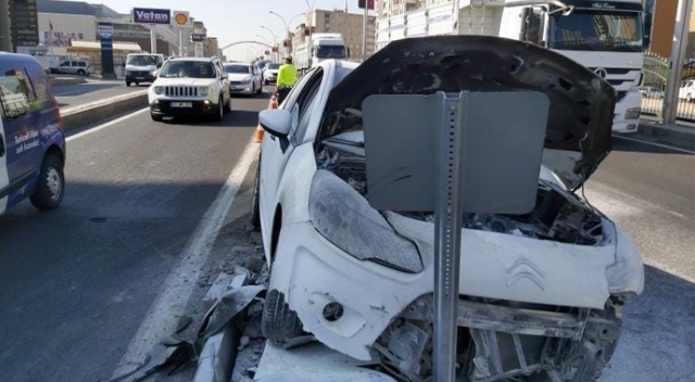 Diyarbakır’da refüje çıkıp trafik levhasına çarpan otomobil alev aldı: 2 yaralı
