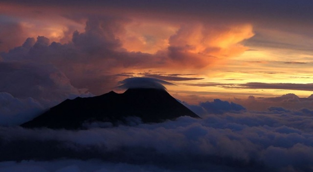 Endonezya'da Merapi Yanardağı için alarm seviyesi yükseltildi Endonezya'da Merapi Yanardağı için alarm seviyesi yükseltildi