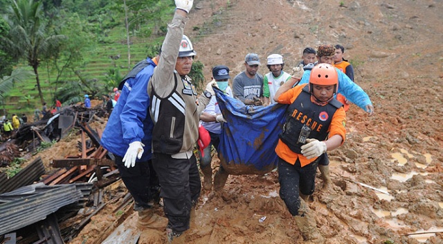 Endonezya Orta Cava&#039;da heyelan: 5 ölü