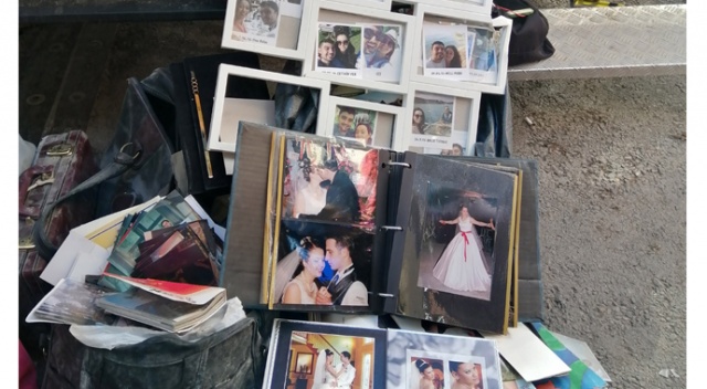 Enkazdan geriye fotoğraflar kaldı Enkazdan geriye fotoğraflar kaldı