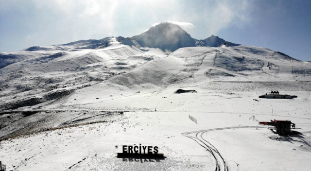 Erciyes’te kar kalınlığı 15 santime ulaştı, zirve beyaza büründü Erciyes’te kar kalınlığı 15 santime ulaştı, zirve beyaza büründü