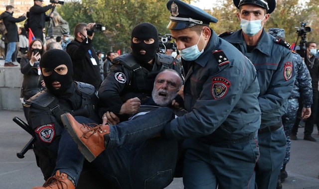 Ermenistan’da Paşinyan karşıtı gösterilerde arbede: 30 gözaltı
