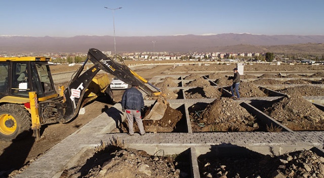 Erzurum’da mezarlıkta kış hazırlığı