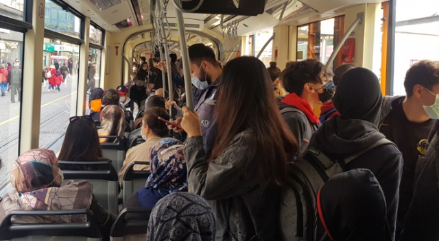 Eskişehir'de tramvaylarda koronavirüs tedbirsizliği Eskişehir'de tramvaylarda koronavirüs tedbirsizliği
