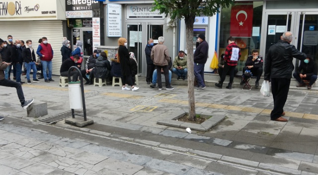 Ev sahibi olabilmek için bir gece önceden sıraya girdiler