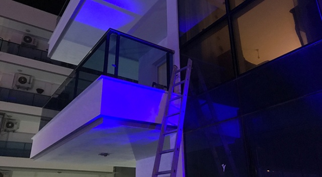Evine balkondan girmeye çalıştı, yere düştü Evine balkondan girmeye çalıştı, yere düştü