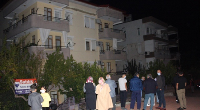 Fayansları birdenbire gürültüyle çöken binada oturanlar sokağa döküldü Fayansları birdenbire gürültüyle çöken binada oturanlar sokağa döküldü