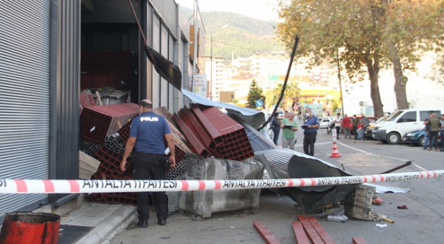 Feci ölüm... Bisikletiyle yoldan geçerken tonlarca demirin altında kaldı Feci ölüm... Bisikletiyle yoldan geçerken tonlarca demirin altında kaldı