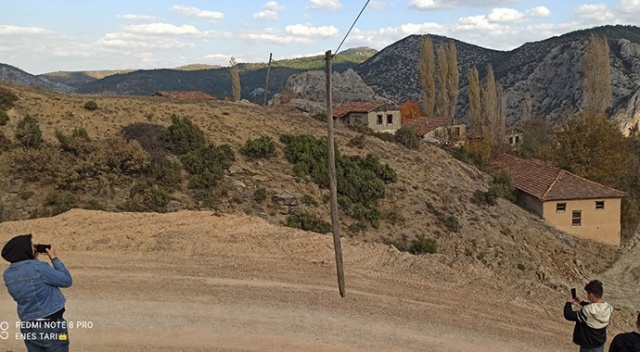 Fıkra gibi olay! Telefon telleri direği taşıyor Fıkra gibi olay! Telefon telleri direği taşıyor