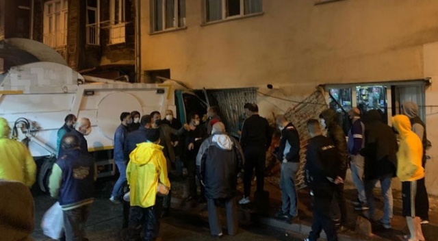 Freni boşalan çöp kamyonu bir evin kapısına çarptı