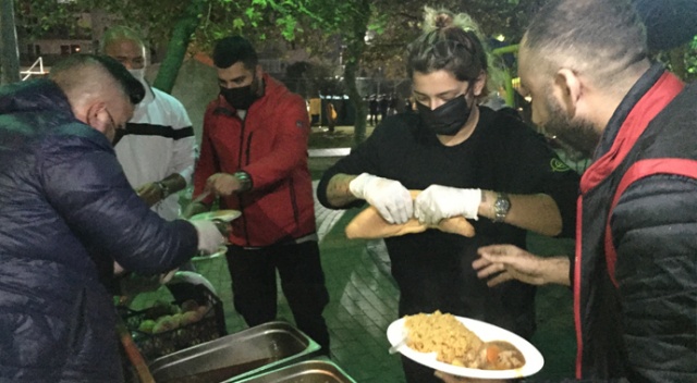 Gönüllüler dayanışmayla depremzedelerin acısını hafifletmeye çalışıyor