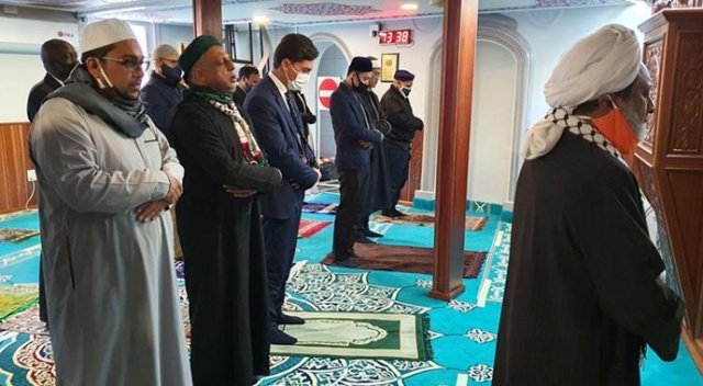 Güney Afrikalı Müslümanlar, İzmir'de hayatını kaybedenler için gıyabi cenaze namazı kıldı Güney Afrikalı Müslümanlar, İzmir'de hayatını kaybedenler için gıyabi cenaze namazı kıldı
