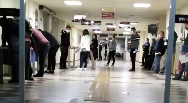 Hastanelerde Covid-19 yoğunluğu! Uzun kuyruklar oluştu Hastanelerde Covid-19 yoğunluğu! Uzun kuyruklar oluştu