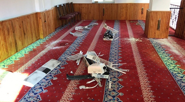 Heyelan nedeniyle, ibadete kapatılan camiyi hırsızlar talan etti Heyelan nedeniyle, ibadete kapatılan camiyi hırsızlar talan etti