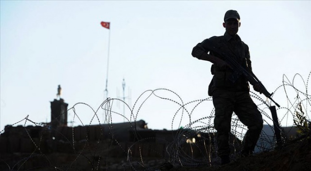İkna edilen PKK'lı terörist Suriye sınırında teslim oldu İkna edilen PKK'lı terörist Suriye sınırında teslim oldu