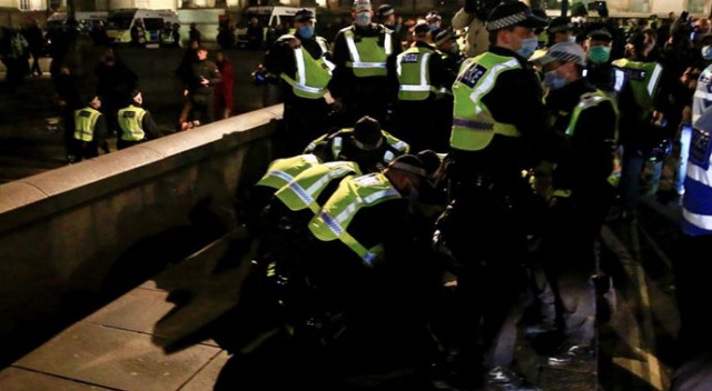 İngiltere&#039;de karantina protestosu: 104 gözaltı
