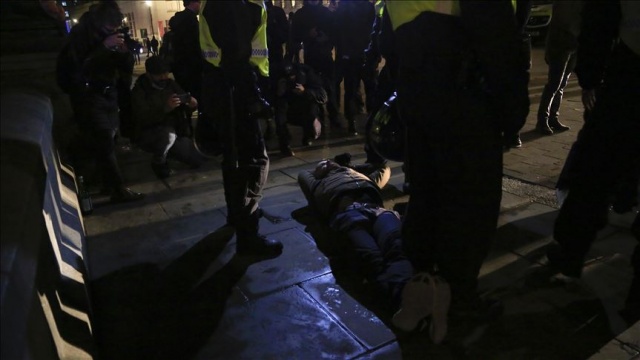 İngiltere'de karantina protestosuna polis müdahale etti İngiltere'de karantina protestosuna polis müdahale etti