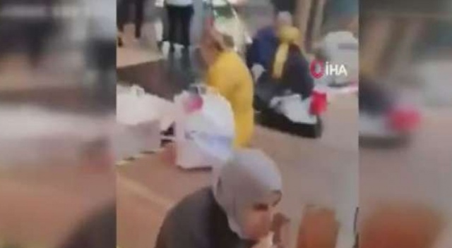 İstanbul’da bir AVM’de yere oturarak yemek yediler İstanbul’da bir AVM’de yere oturarak yemek yediler