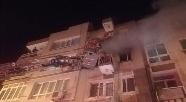 İzmir’de korkutan ev yangında bir kişi dumandan etkilendi İzmir’de korkutan ev yangında bir kişi dumandan etkilendi