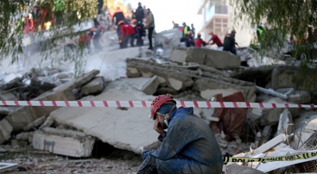 İzmir depreminde arama kurtarma personeli gözyaşlarını tutamadı