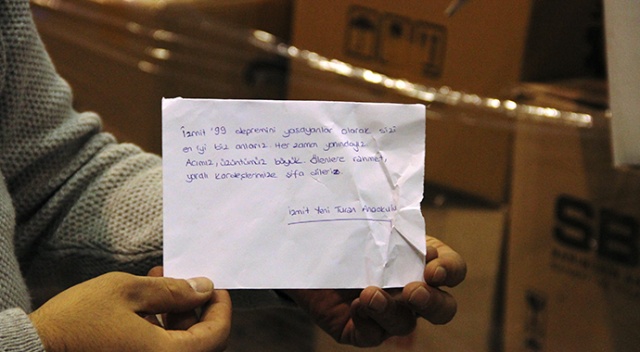 İzmir’e gönderilen yardım kolilerinden duygulandıran notlar çıkıyor İzmir’e gönderilen yardım kolilerinden duygulandıran notlar çıkıyor