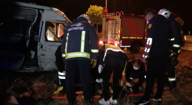 Kaçak mülteci taşıyan minibüs kaza yaptı: 1 ölü, 5 yaralı
