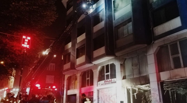 Kadıköy'de 5 katlı bina alev alev yandı Kadıköy'de 5 katlı bina alev alev yandı