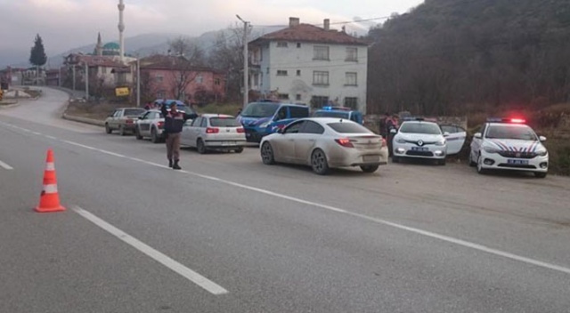 Karantinaya uymayan 2 kişi yol kontrolünde yakalandı Karantinaya uymayan 2 kişi yol kontrolünde yakalandı