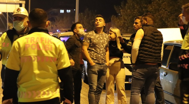 Kazayı unutup yolun ortasında tekme tokat kavga ettiler