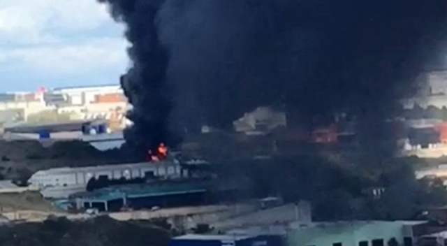 Kocaeli’de boş fabrikadaki yağlar alev alev yandı