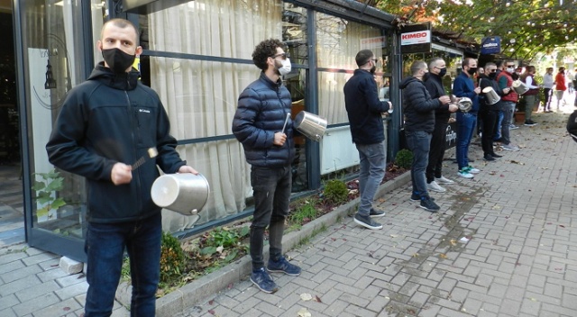 Kosova’da koronavirüs kısıtlamalarına karşı tencere tavalı protesto