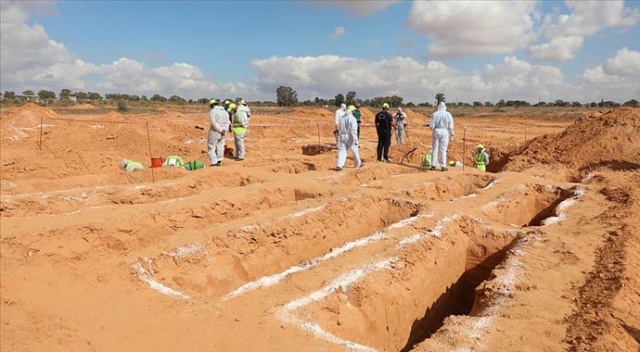 Libya'nın Terhune kentinde yeni bir toplu mezara ulaşıldı Libya'nın Terhune kentinde yeni bir toplu mezara ulaşıldı
