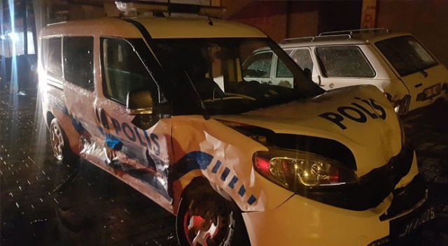 Mültecileri taşıyan araç polis ekibine çarptı