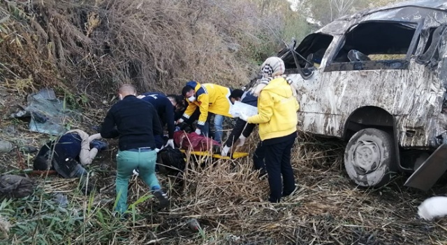 Mültecileri taşıyan minibüs kaza yaptı: Ölü ve yaralılar var