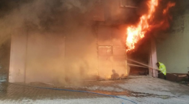 Müstakil evin deposunda çıkan yangın paniğe neden oldu