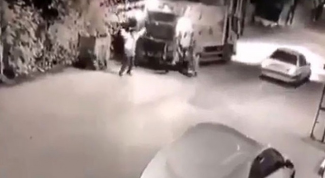 Müziği duyan temizlik işçileri ritme kendilerini kaptırdı Müziği duyan temizlik işçileri ritme kendilerini kaptırdı
