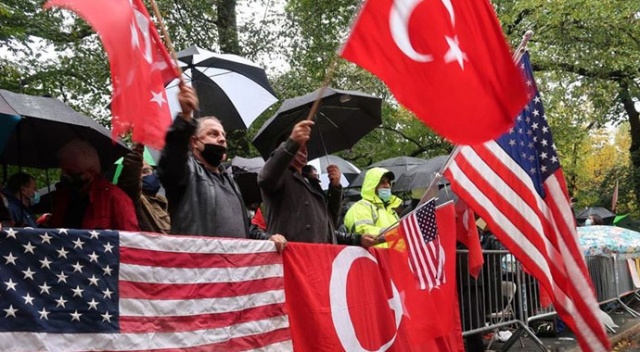 New York'ta Fransa ve Macron'un İslam karşıtlığı protesto edildi