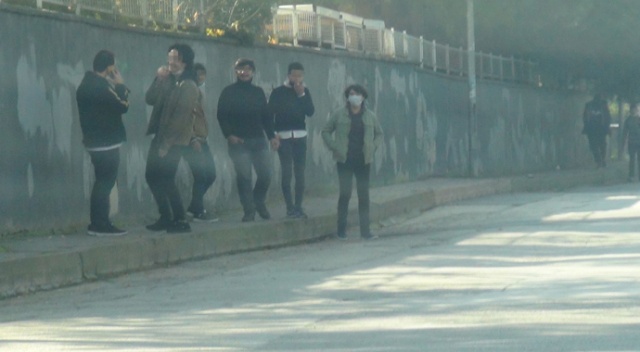 Öğrenciler ne maske takıyor, ne de yasağı dinliyor