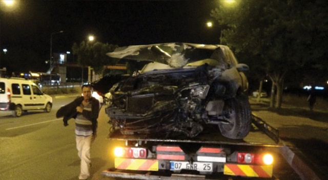 Önce kaldırımdaki yayaya sonra ağaca çarpan otomobil takla attı: 2 yaralı