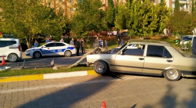Otomobil elektrik direğine çarptı