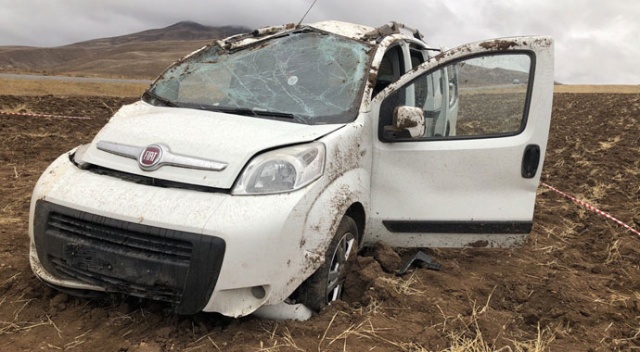 Otomobil tarlaya uçtu: 1 ölü 1 yaralı Otomobil tarlaya uçtu: 1 ölü 1 yaralı
