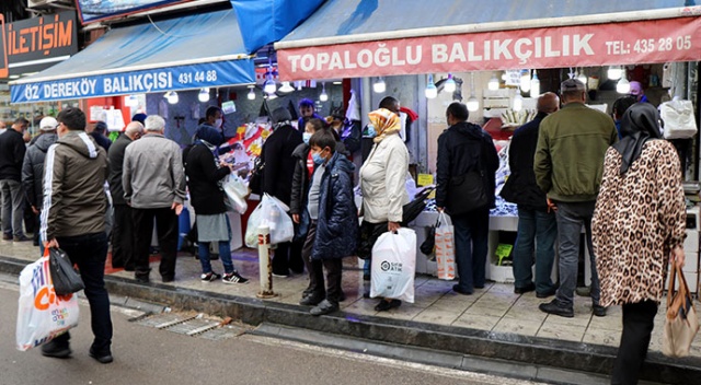 Palamut gitti, vatandaş hamsi için kuyruğa girdi Palamut gitti, vatandaş hamsi için kuyruğa girdi