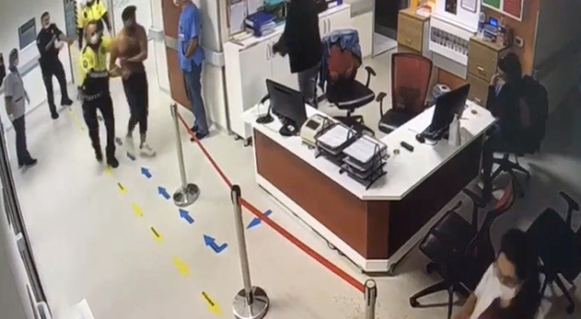 Sağlık kontrolünde polise zor anlar yaşattı, hastanenin kapılarını tekmeledi