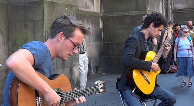 Sağlık personeline moral vermek için hastane bahçelerinde gitar çalan iki müzisyen meşhur oldu