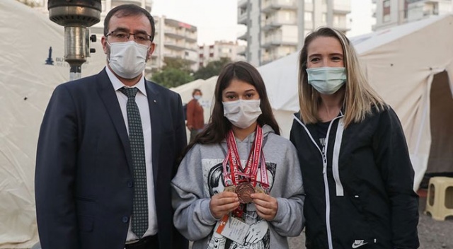 Şampiyon depremzede 'yeni' madalyalarını gözyaşlarıyla teslim aldı Şampiyon depremzede 'yeni' madalyalarını gözyaşlarıyla teslim aldı