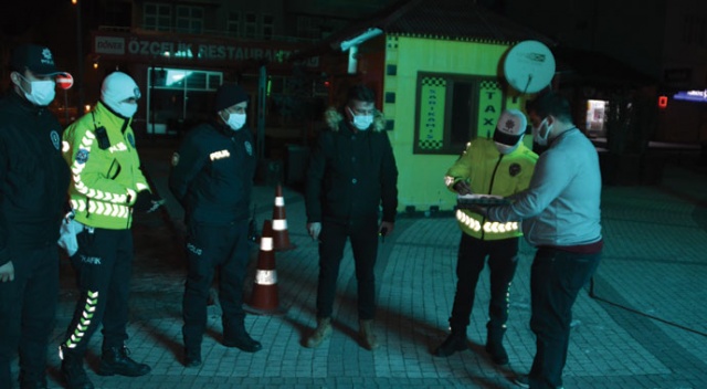 Sarıkamış’ta Covid-19 tedbirleri kapsamında sessizlik hakim oldu, polislere tatlı ikram edildi Sarıkamış’ta Covid-19 tedbirleri kapsamında sessizlik hakim oldu, polislere tatlı ikram edildi