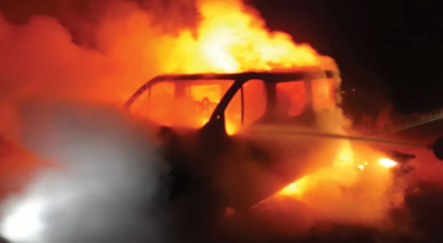 Seyir halindeki minibüs cayır cayır yandı