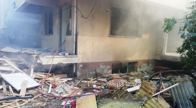 Sigara izmariti, mahalleyi duman altında bıraktı Sigara izmariti, mahalleyi duman altında bıraktı