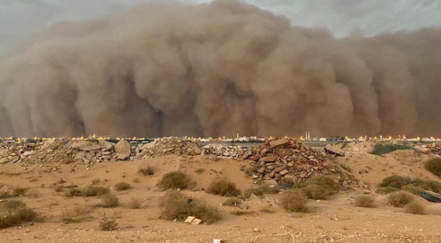 Suudi Arabistan’da kum fırtınaları devam ediyor