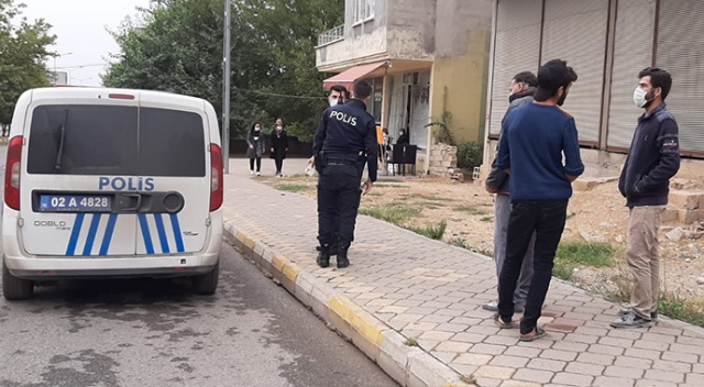 Tanımadığı kişi tarafından sokak ortasında bıçaklandı Tanımadığı kişi tarafından sokak ortasında bıçaklandı